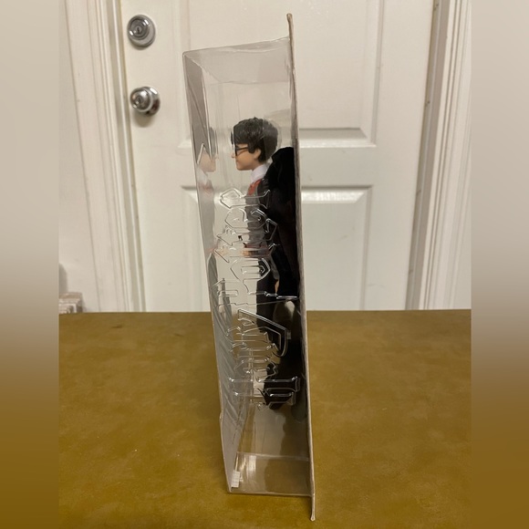 Harry Potter doll first in the line. Collectible with uniform & wand NWT NRFB - Picture 10 of 11
